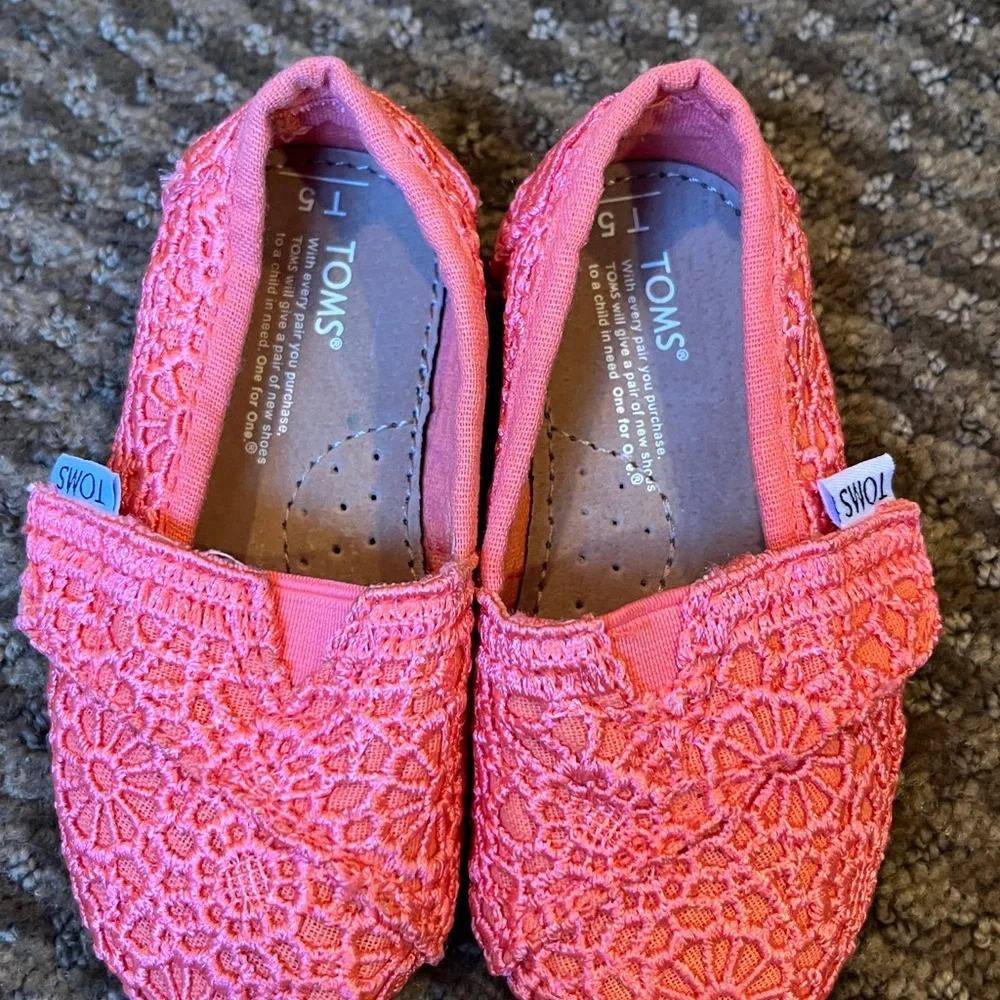 🧡TOMS Alpargata Crochet Floral Print Slip on shoes Size T5 EUC!🧡
